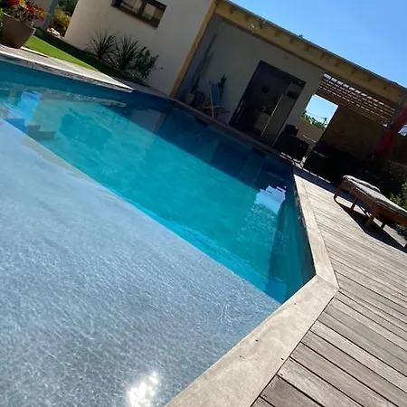 Le Pool House Bed & Breakfast