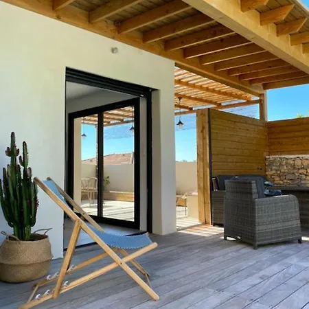 לינה וארוחת בוקר Le Pool House 4*