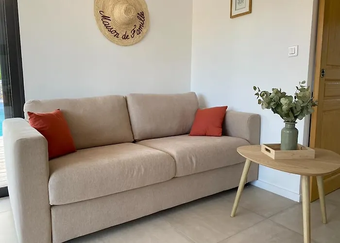 Le Pool House 4* نيم